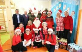 10. Wsp&oacute;lne zdjęcie z kadrą pedagogiczną przedszkola