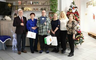 1. Wręczanie nagrody w konkursie Życie jest podr&oacute;żą