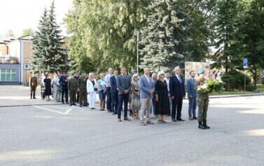1. Delegacje do składania kwiat&oacute;w