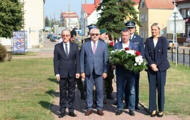 1. Delegacje składające kwiaty