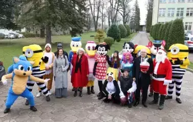 1. Przed Przedszkolem Specjalnym w Wojewodzinie