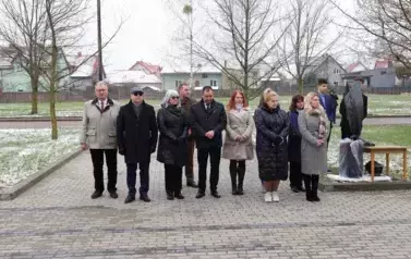 1. Sadzenie dęb&oacute;w pamięci.