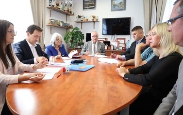 1. Uczestnicy spotkania podpisują umowę