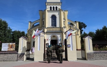 1. Kompania honorowa przed kościołem