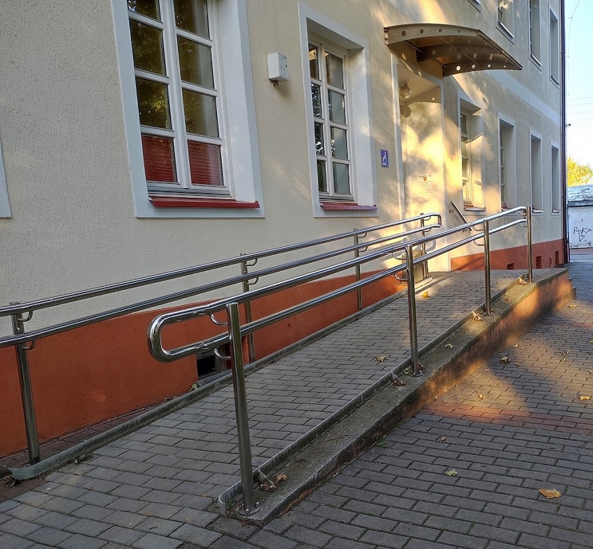 Rampa dla wózków inwalidzkich przed Starostwem Wejście dla niepełnosprawnych