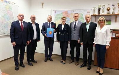 Zdjęcie do Podpisanie umowy na zadanie &quot;Rozbudowa DP nr 1803B Grajewo - Uścianki - Flesze &ndash; Cyprki&quot;