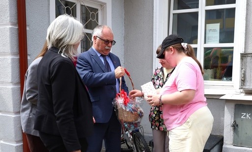 Włodarze częstują słodyczami