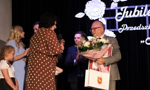 Starosta składa gratulacje dyrektor przedszkola