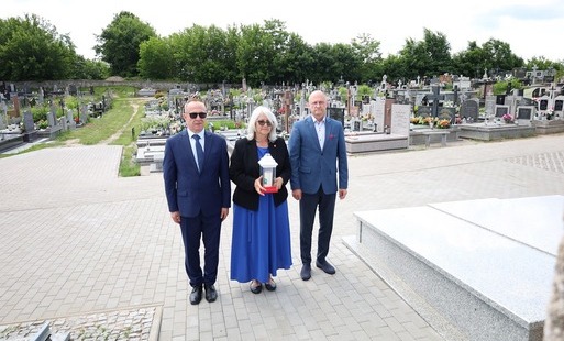 Przedstawiciele powiatu składają kwiaty przy miejscach pamięci