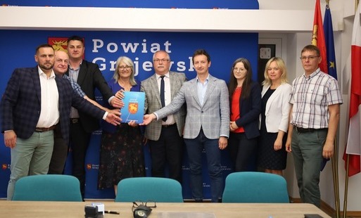 Symboliczna wymiana podpisanej umowy