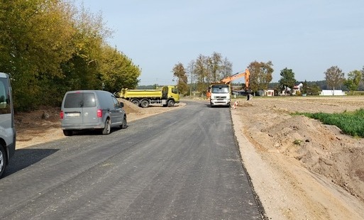 Modernizowany odcinek drogi powiatowej przy miejscowości Guty